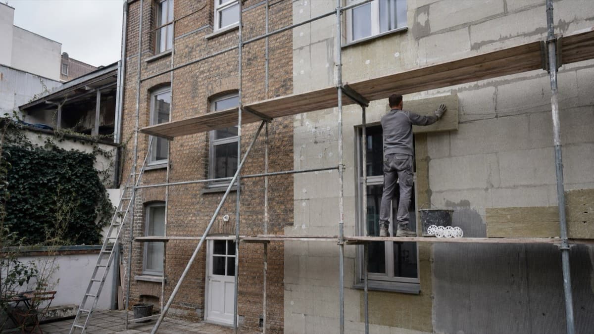 Outils de chantier sur fond de façade en rénovation à Bruxelles